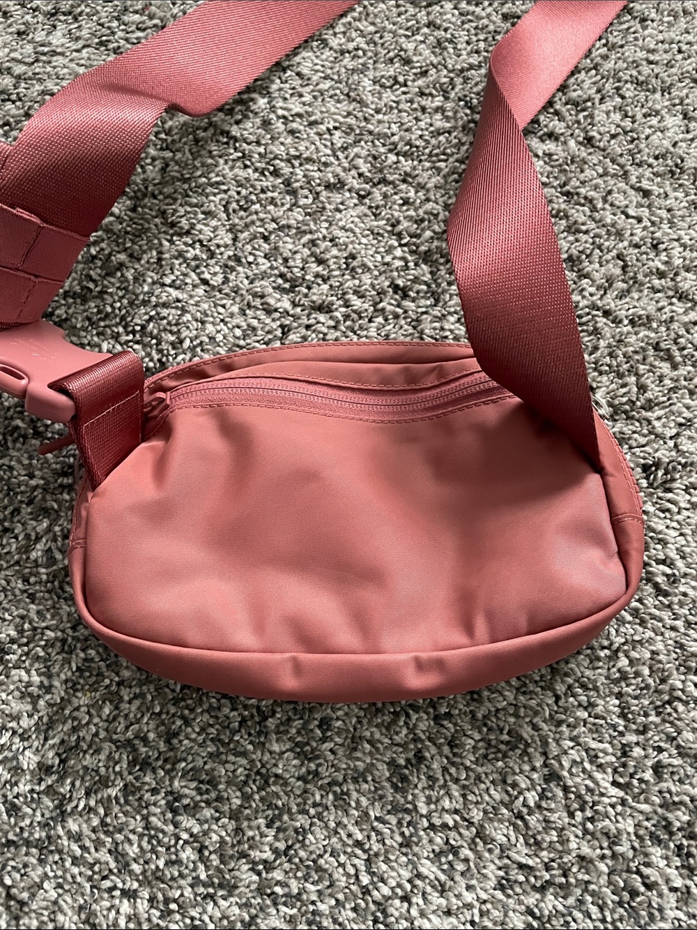 lululemon athletica Soft Crossbody Bag in Rosewood - Picture 3 of 4